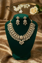 Gold Toned Kundan and Pearl Choker Necklace