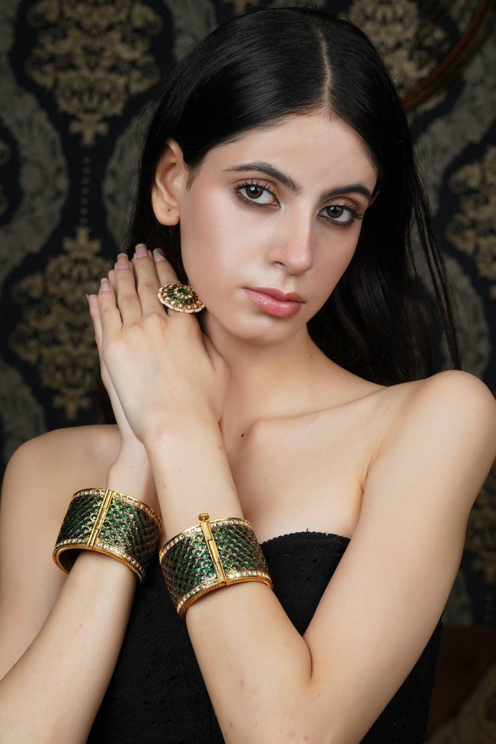 Emerald Green & Gold-Toned Bangle