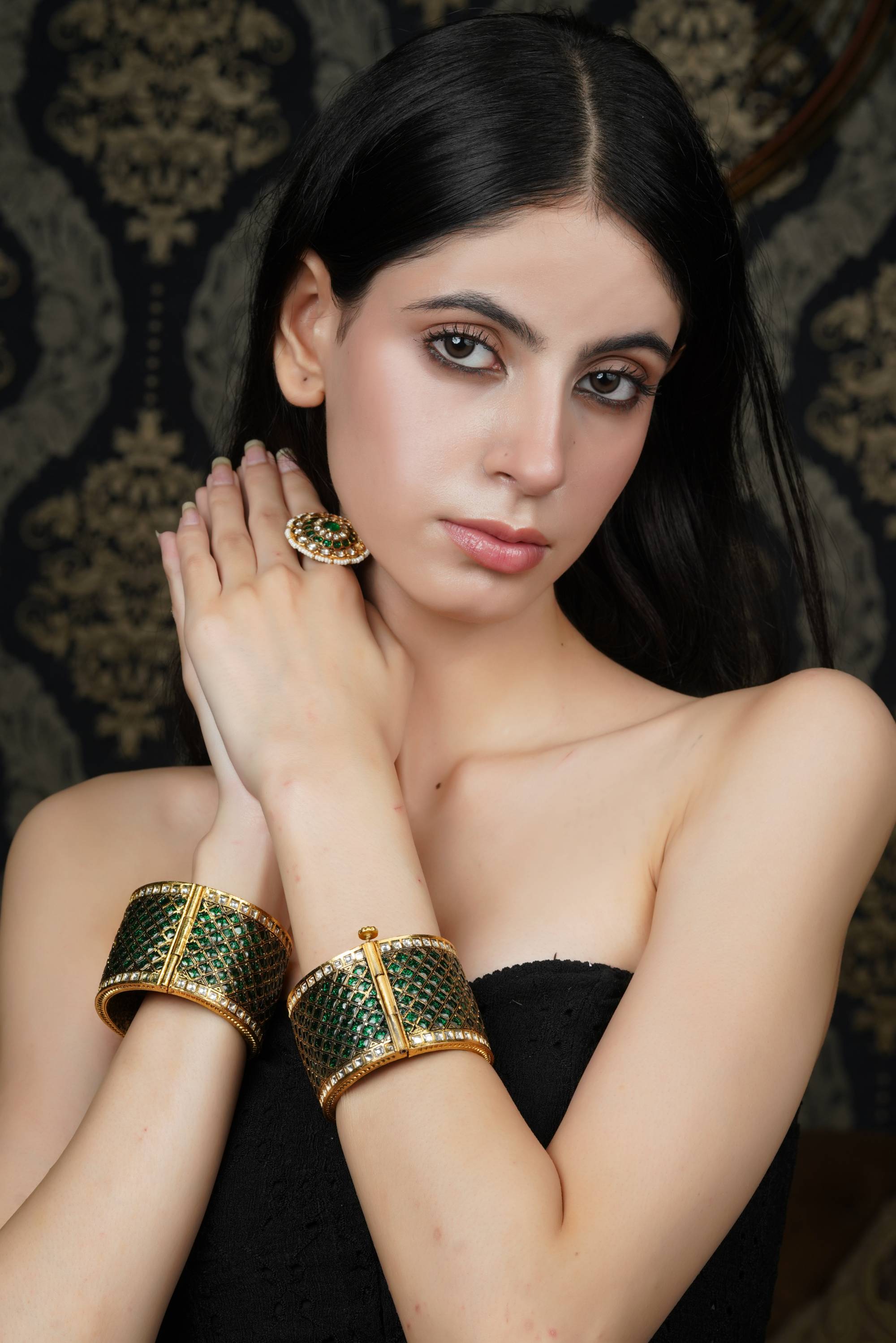 Emerald Green & Gold-Toned Bangle